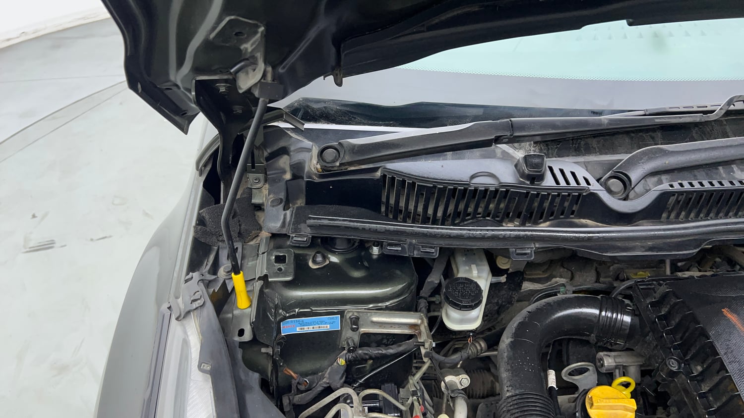 Used 2020 Tata Nexon XMA Petrol Automatic engine ENGINE RIGHT SIDE HINGE & APRON VIEW