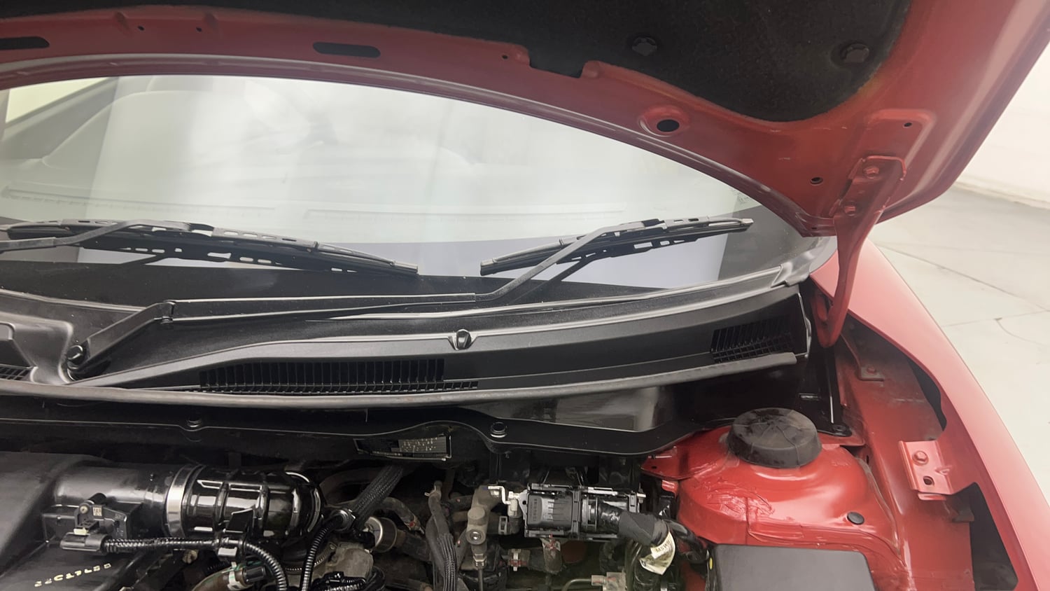 Used 2022 Maruti Suzuki Dzire VXi CNG Cng Manual engine ENGINE LEFT SIDE HINGE & APRON VIEW