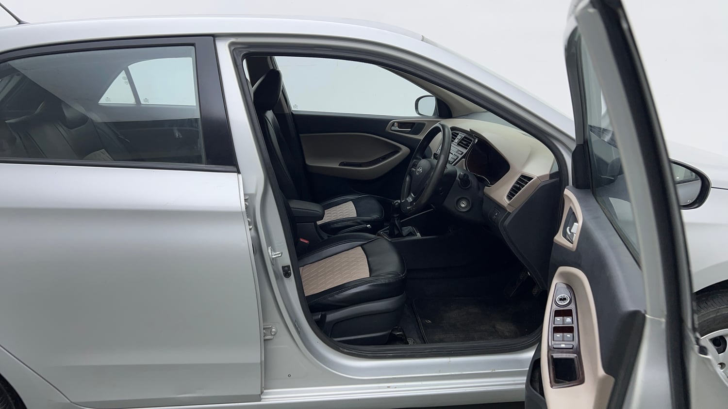 Used 2015 Hyundai Elite i20 Magna 1.2 Petrol Manual interior RIGHT SIDE FRONT DOOR CABIN VIEW