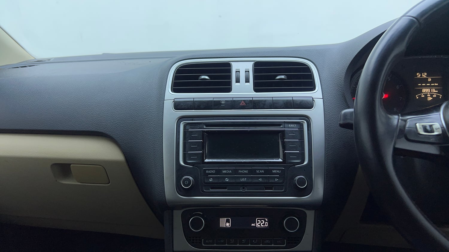 Used 2015 Volkswagen Polo Highline1.2L (P) Petrol Manual top_features Integrated (in-dash) music system
