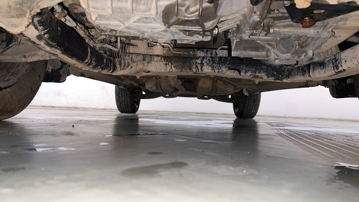 Used 2015 Mahindra XUV500 W6 Diesel Manual extra FRONT LEFT UNDERBODY VIEW