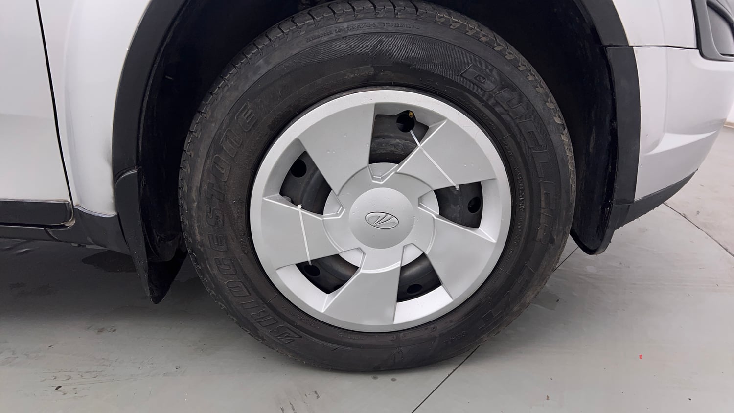 Used 2015 Mahindra XUV500 W6 Diesel Manual tyres RIGHT FRONT TYRE RIM VIEW