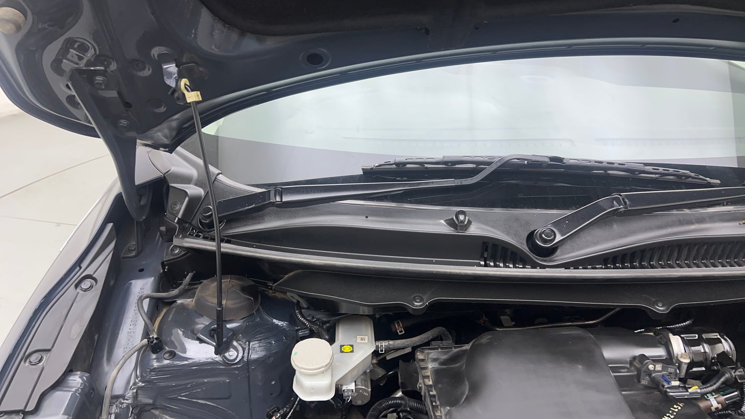 Used 2022 Maruti Suzuki Baleno Zeta MT Petrol Manual engine ENGINE RIGHT SIDE HINGE & APRON VIEW