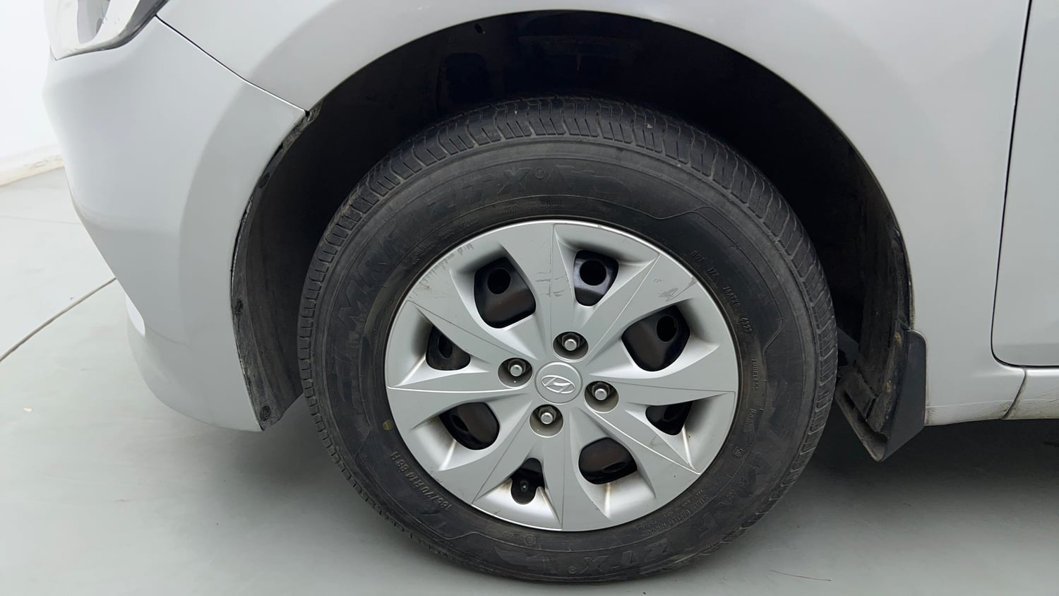 Used 2015 Hyundai Elite i20 Magna 1.2 Petrol Manual tyres LEFT FRONT TYRE RIM VIEW