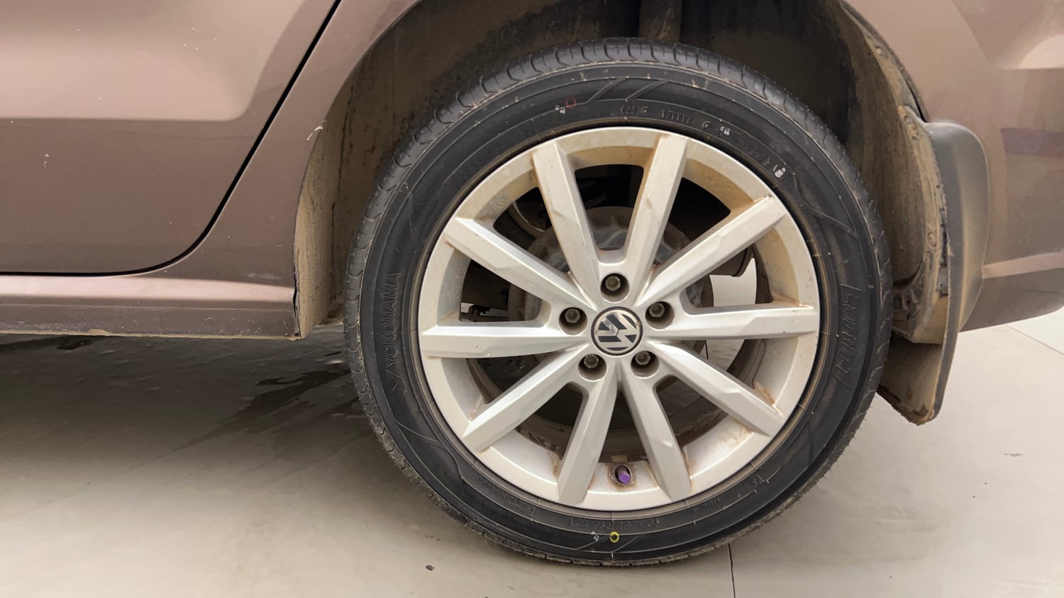 Used 2017 Volkswagen Ameo Highline1.2L Plus (P) 16 Alloy Petrol Manual tyres LEFT REAR TYRE RIM VIEW