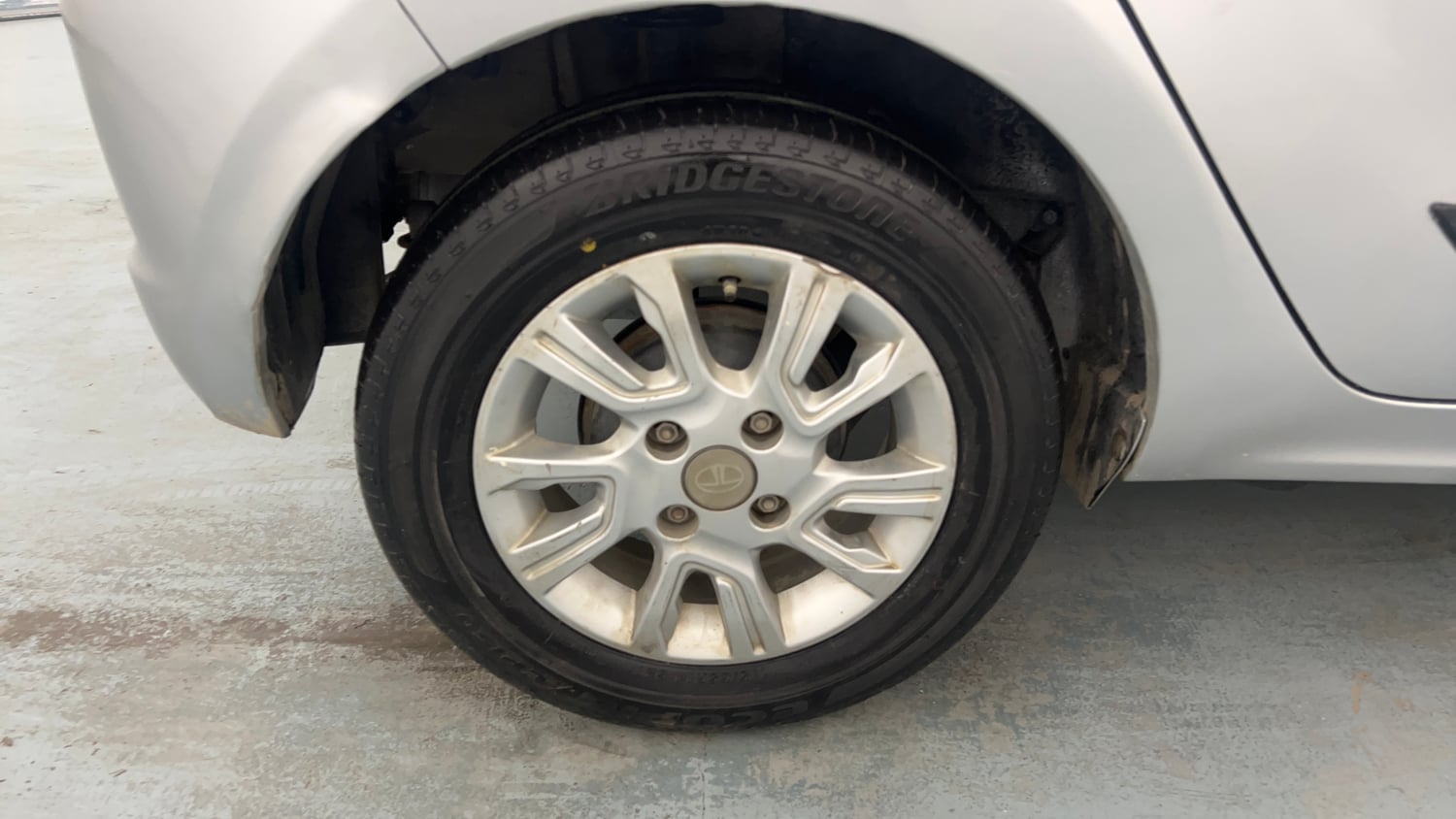 Used 2018 Tata Tiago Revotron XZ Petrol Manual tyres RIGHT REAR TYRE RIM VIEW