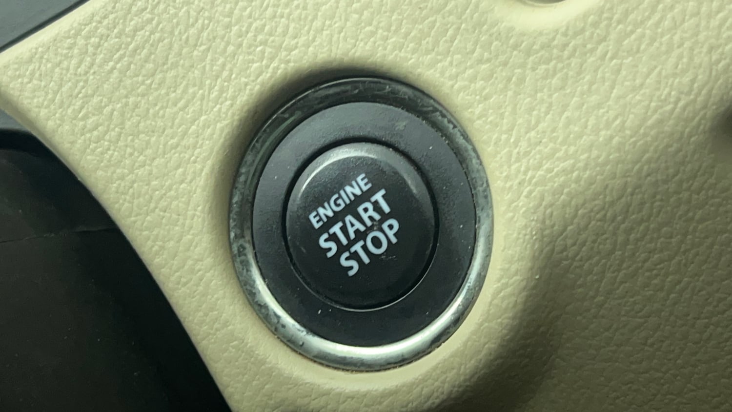 Used 2022 Maruti Suzuki Ciaz Alpha 1.5 Petrol Manual top_features Keyless start