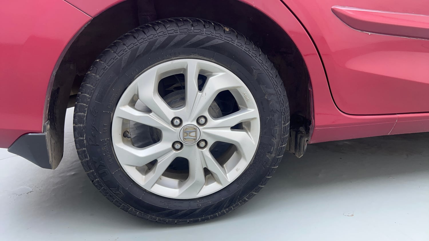 Used 2019 Honda Amaze 1.2 VX CVT Petrol Petrol Automatic tyres RIGHT REAR TYRE RIM VIEW