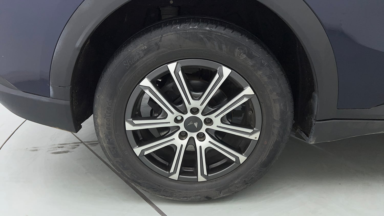 Used 2022 Mahindra XUV700 AX 7 Petrol AT Luxury Pack 7 STR Petrol Automatic tyres RIGHT REAR TYRE RIM VIEW