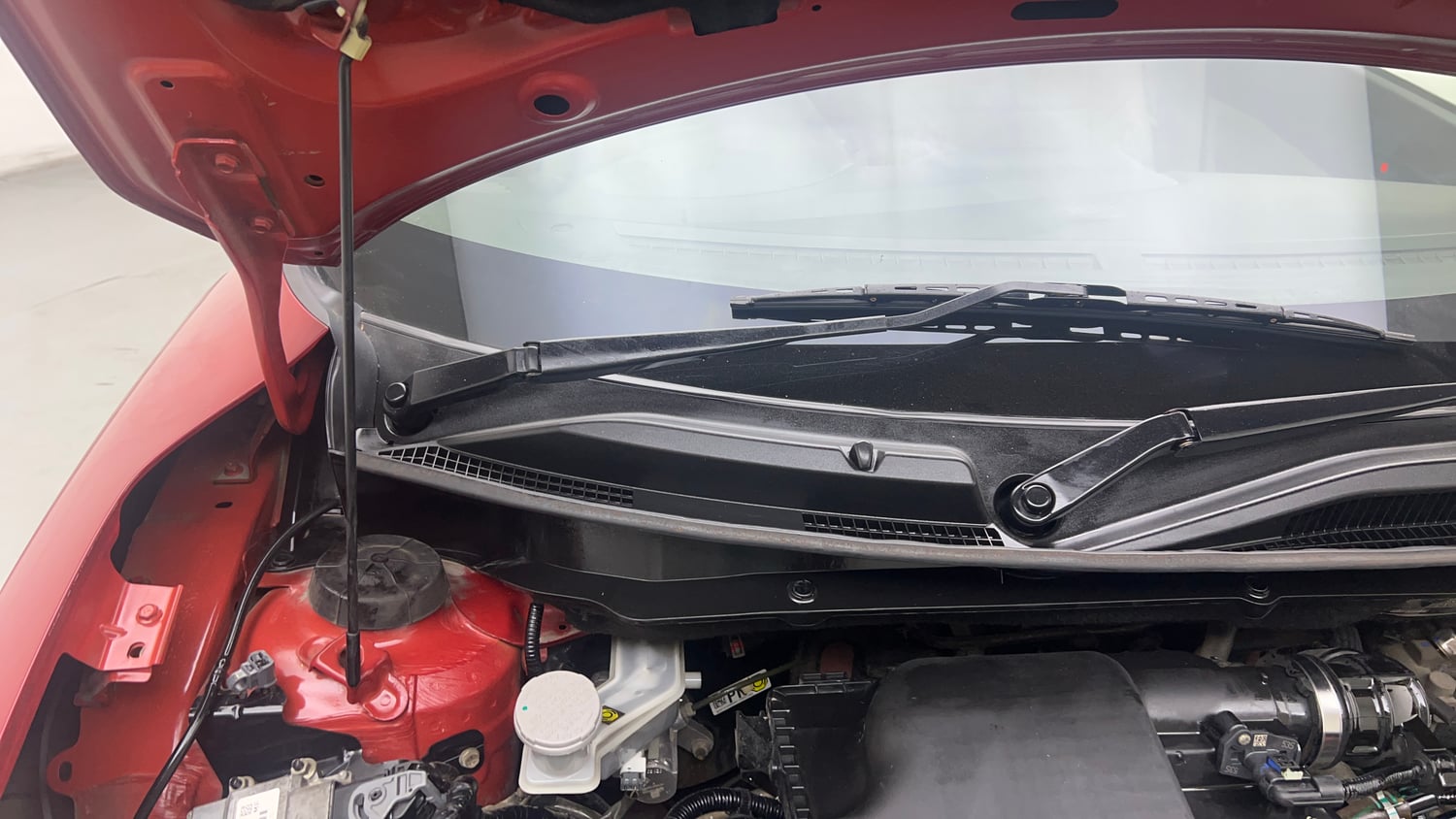 Used 2022 Maruti Suzuki Dzire VXi CNG Cng Manual engine ENGINE RIGHT SIDE HINGE & APRON VIEW