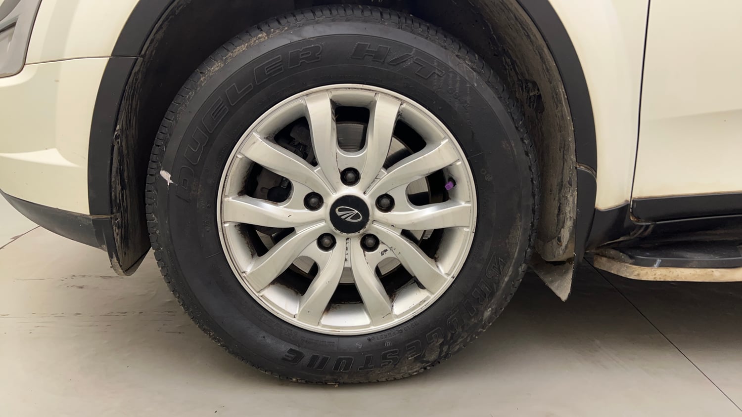 Used 2016 Mahindra XUV500 W10 AT Diesel Automatic tyres LEFT FRONT TYRE RIM VIEW