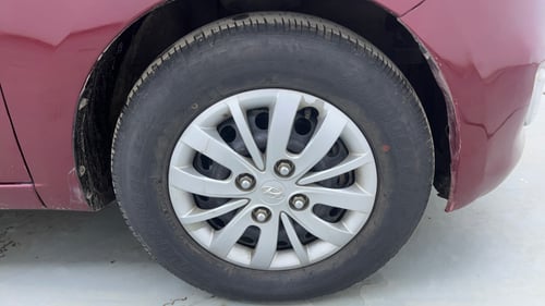 Used 2014 Hyundai i10 Sportz 1.1 iRDE2 Petrol Manual tyres RIGHT FRONT TYRE RIM VIEW