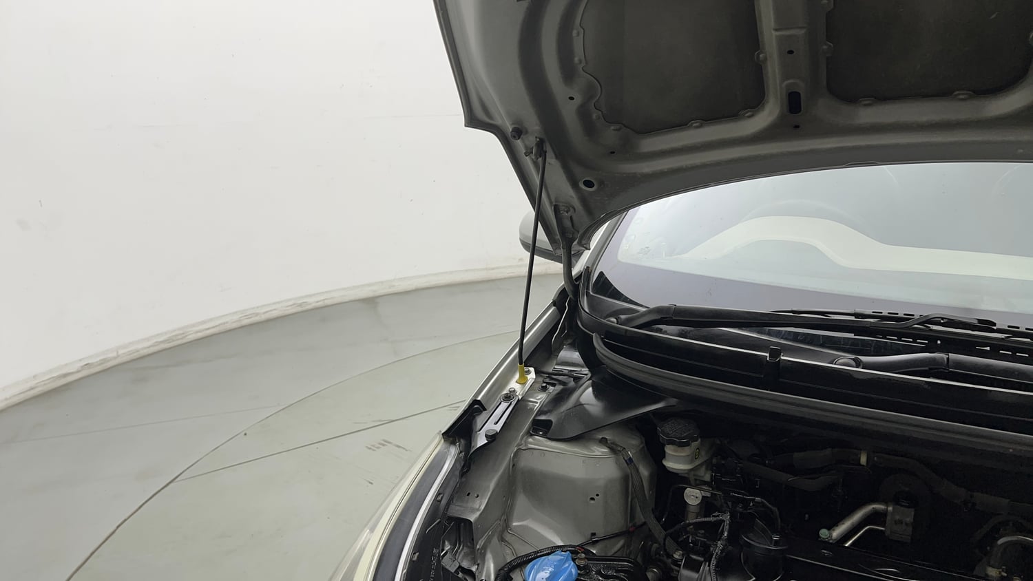Used 2015 Hyundai Elite i20 Magna 1.2 Petrol Manual engine ENGINE RIGHT SIDE HINGE & APRON VIEW