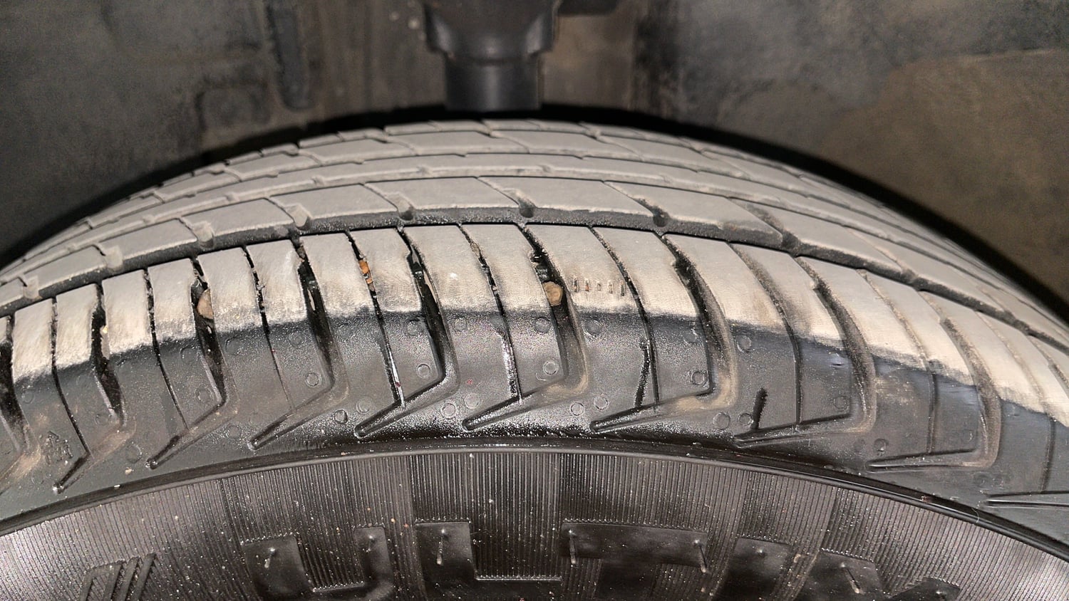 Used 2017 Renault Kwid RXT (O) 1.0 SCE Edition Petrol Manual tyres LEFT FRONT TYRE TREAD VIEW