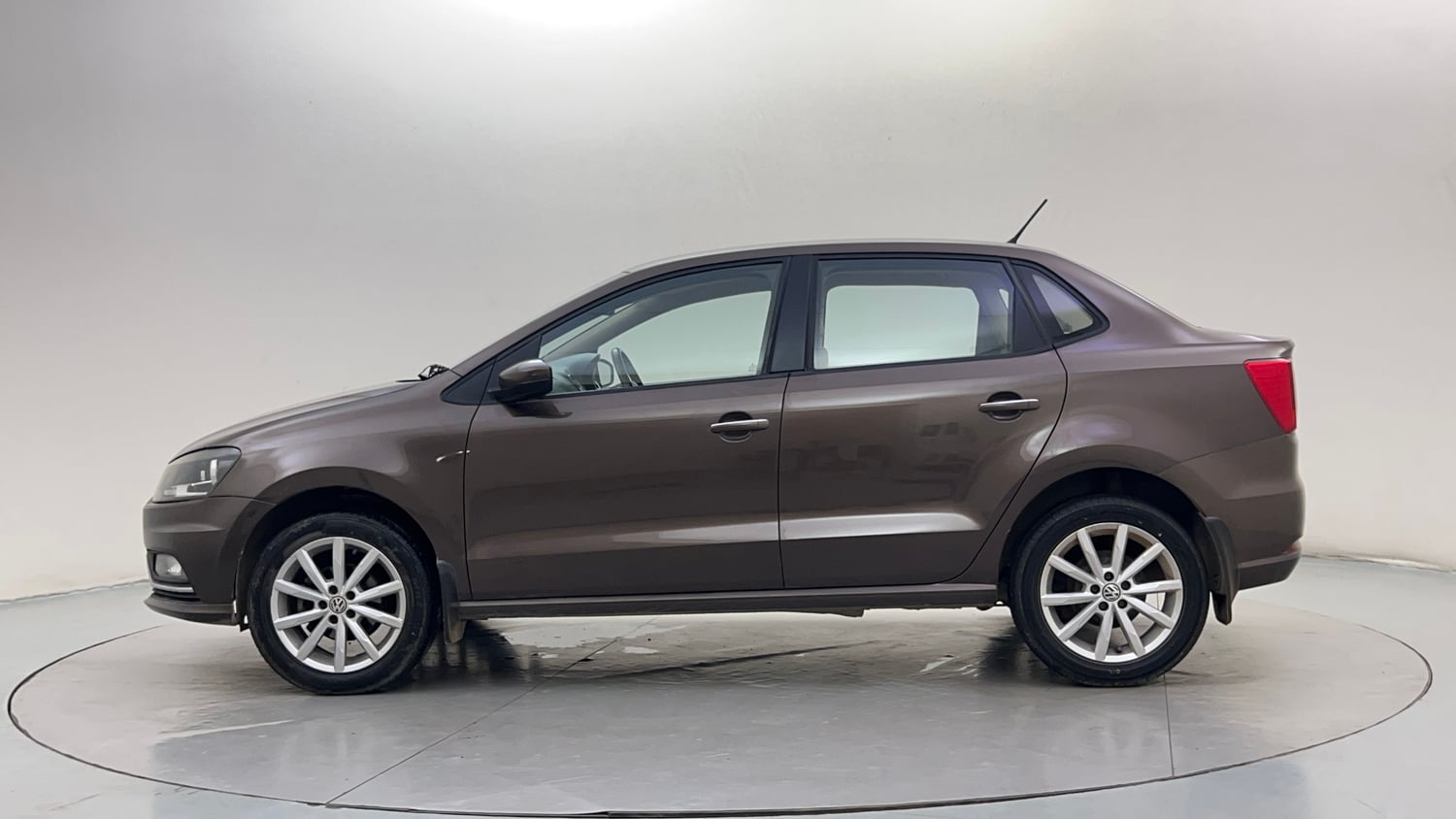 Used 2017 Volkswagen Ameo Highline1.2L Plus (P) 16 Alloy Petrol Manual exterior LEFT SIDE VIEW