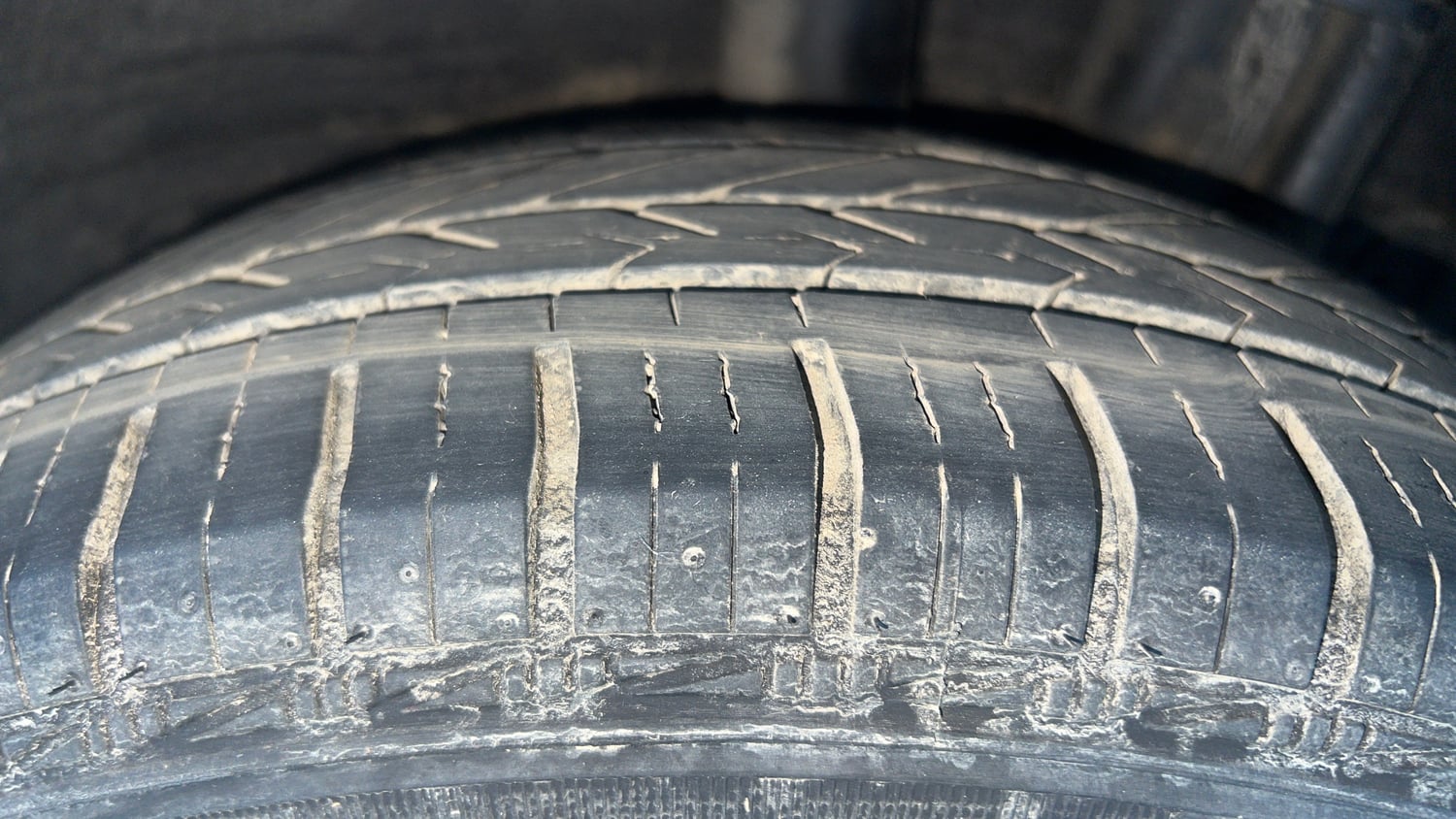 Used 2017 Hyundai Grand i10 Sportz (O) U2 1.2 CRDi Diesel Manual tyres LEFT REAR TYRE TREAD VIEW