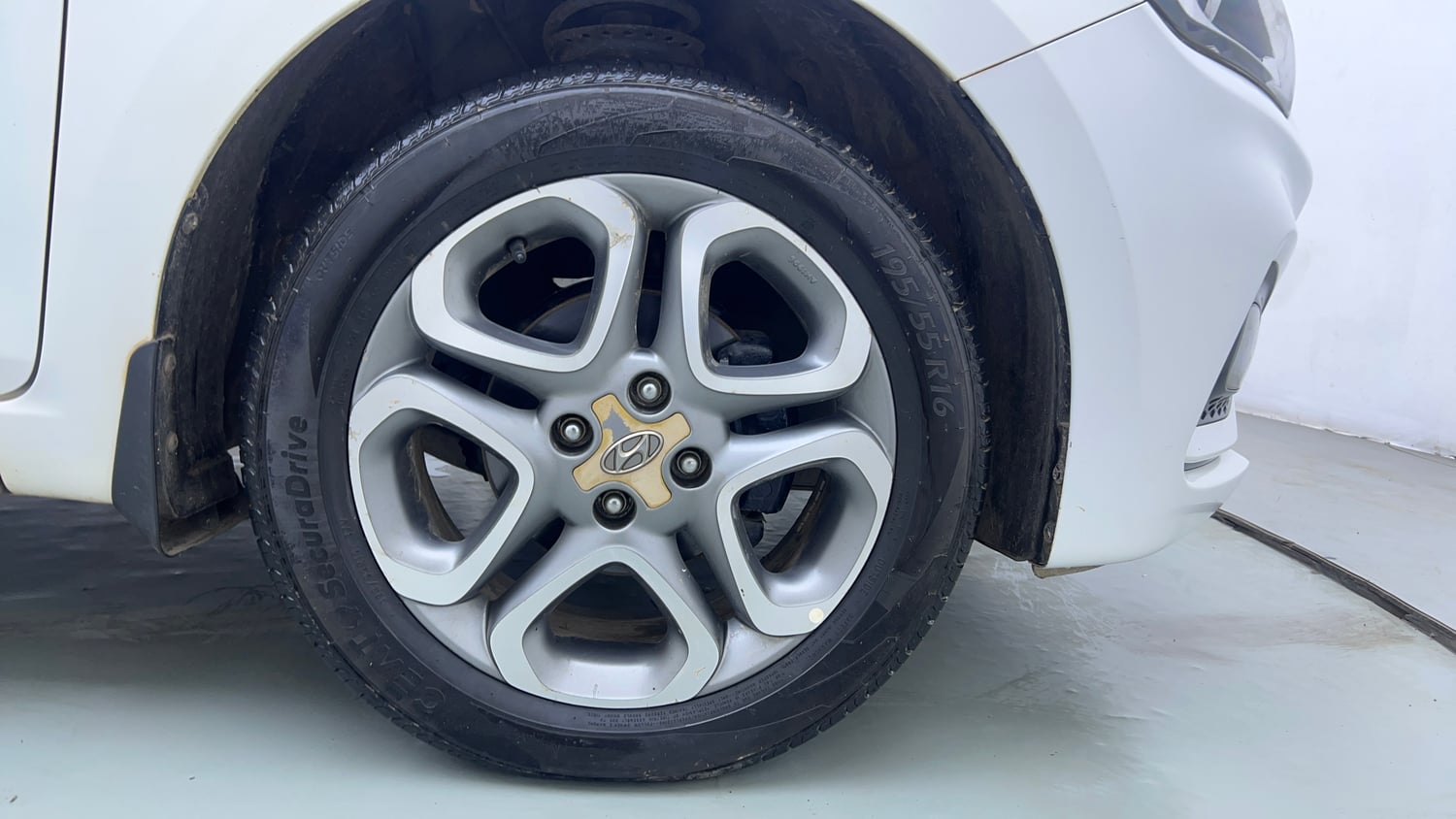Used 2018 Hyundai Elite i20 Asta 1.2 (O) Petrol Manual tyres RIGHT FRONT TYRE RIM VIEW