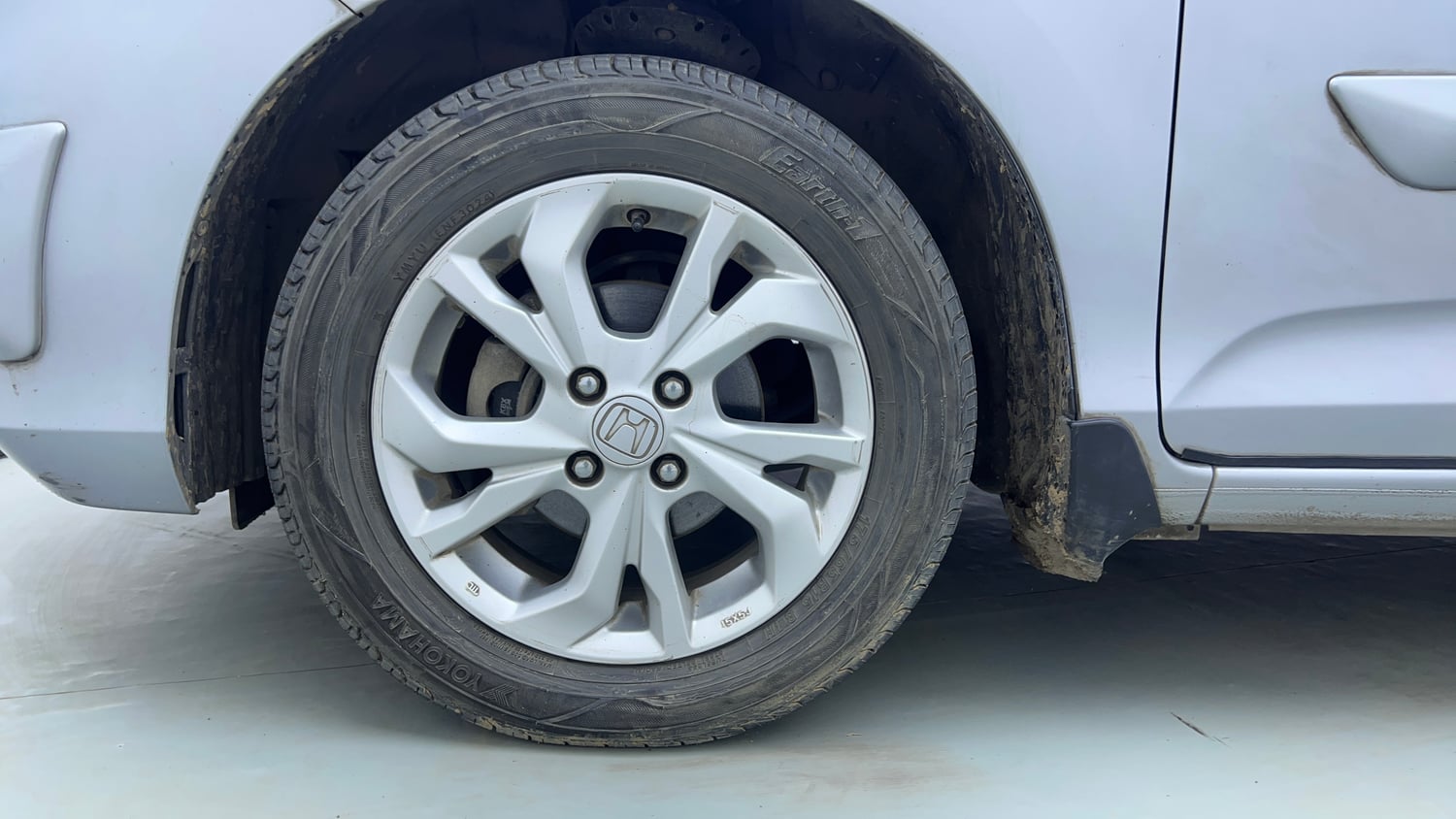 Used 2018 Honda Amaze 1.2 V CVT Petrol Petrol Automatic tyres LEFT FRONT TYRE RIM VIEW