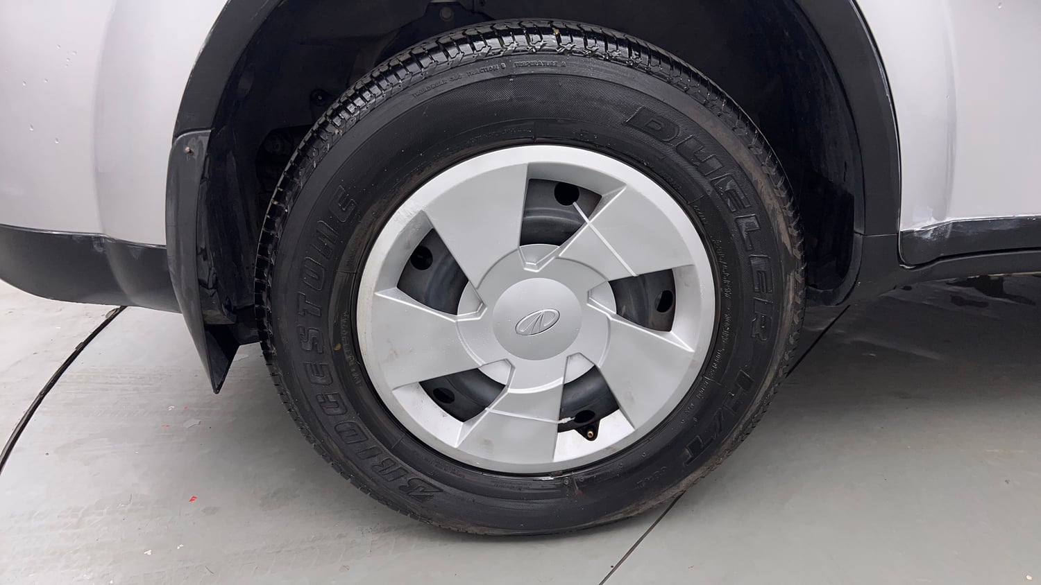 Used 2015 Mahindra XUV500 W6 Diesel Manual tyres RIGHT REAR TYRE RIM VIEW