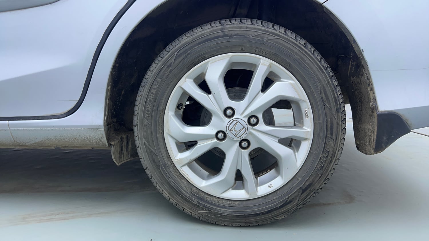 Used 2018 Honda Amaze 1.2 V CVT Petrol Petrol Automatic tyres LEFT REAR TYRE RIM VIEW