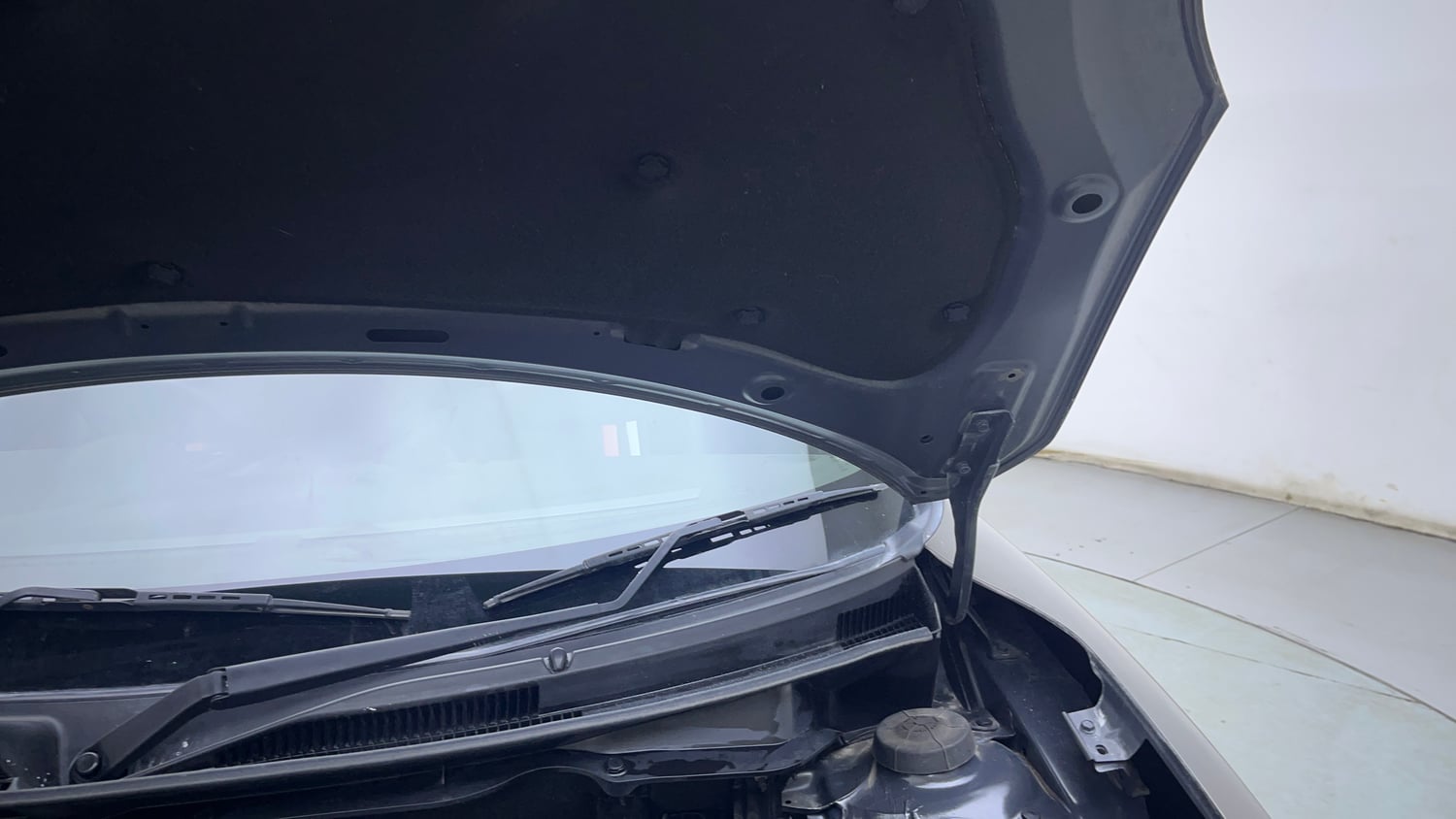 Used 2022 Maruti Suzuki Swift ZXi Petrol Manual engine ENGINE LEFT SIDE HINGE & APRON VIEW