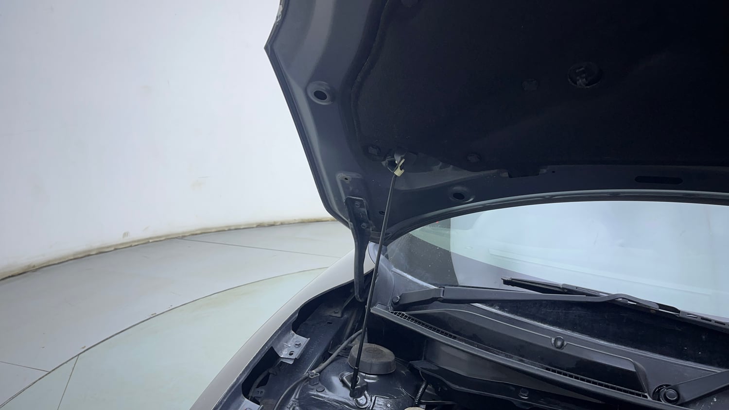 Used 2022 Maruti Suzuki Swift ZXi Petrol Manual engine ENGINE RIGHT SIDE HINGE & APRON VIEW