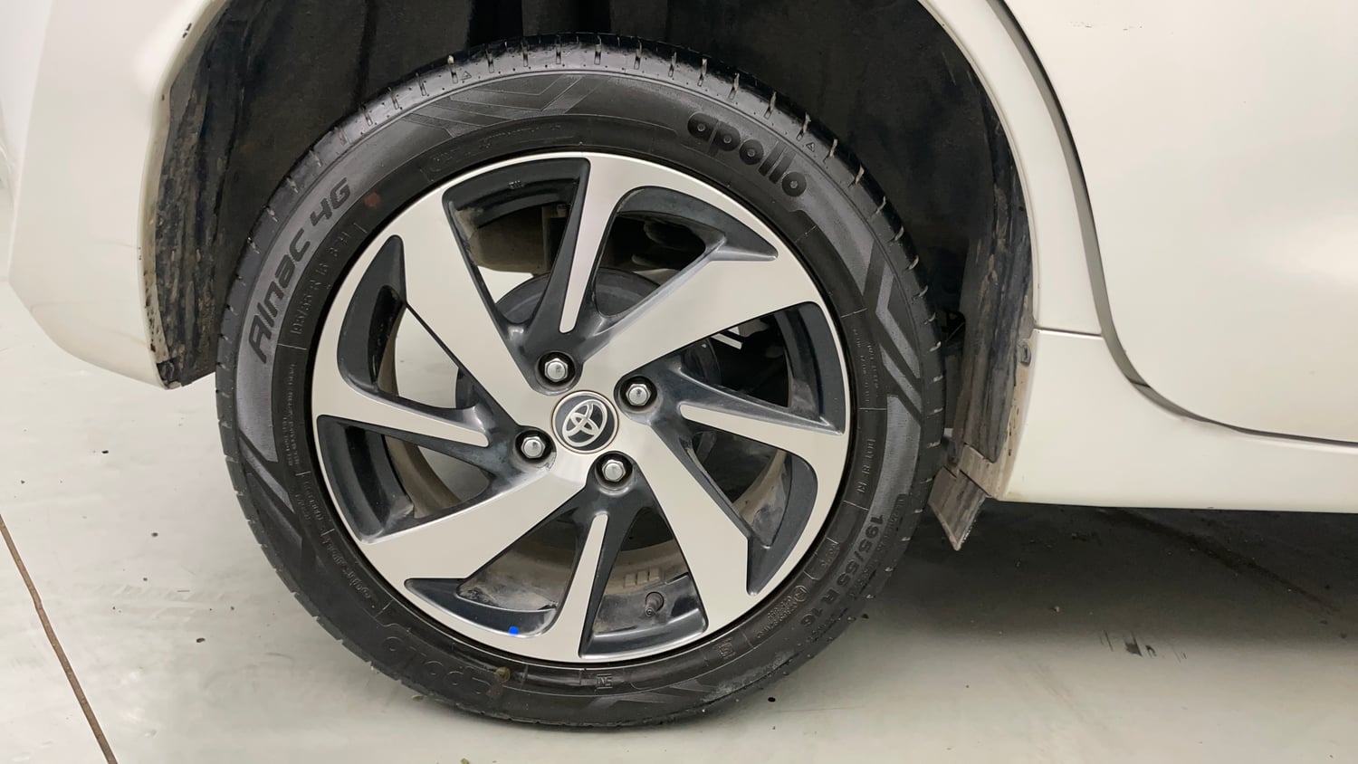 Used 2023 Toyota Glanza V Petrol Manual tyres RIGHT REAR TYRE RIM VIEW