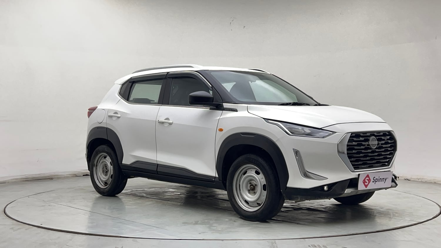 Used 2023 Nissan Magnite XE Petrol Manual exterior RIGHT FRONT CORNER VIEW