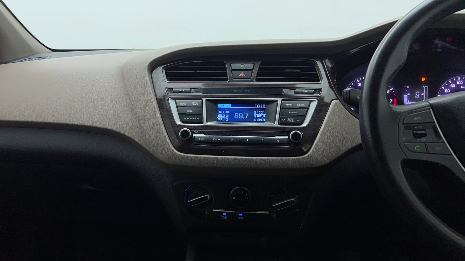 Used 2015 Hyundai Elite i20 Magna 1.2 Petrol Manual interior MUSIC SYSTEM & AC CONTROL VIEW