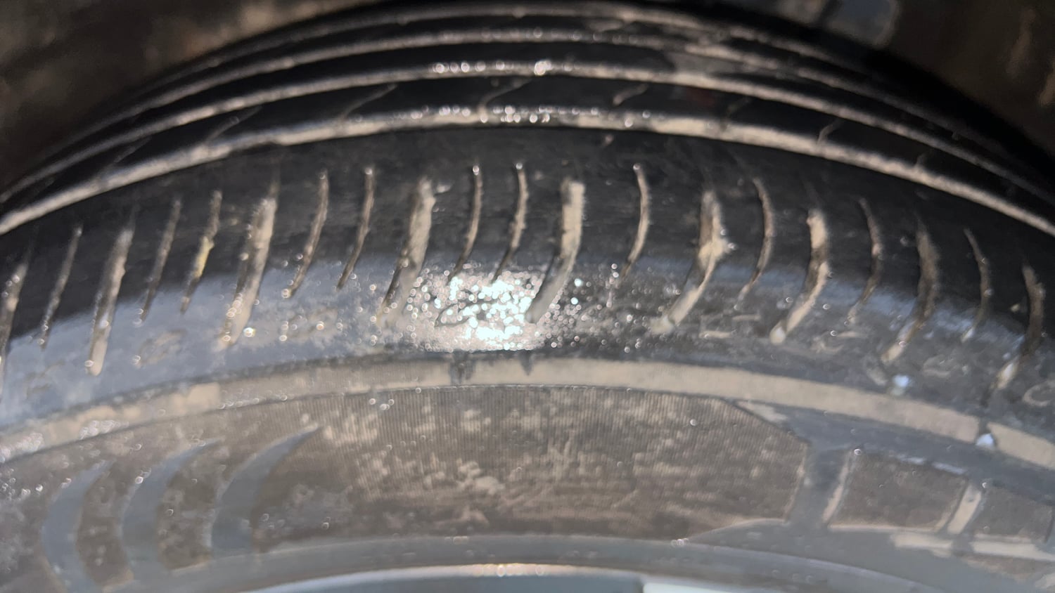 Used 2022 Mahindra XUV700 AX 7 Petrol AT Luxury Pack 7 STR Petrol Automatic tyres LEFT FRONT TYRE TREAD VIEW