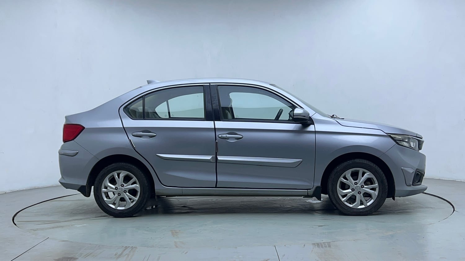 Used 2018 Honda Amaze 1.2 V CVT Petrol Petrol Automatic exterior RIGHT SIDE VIEW