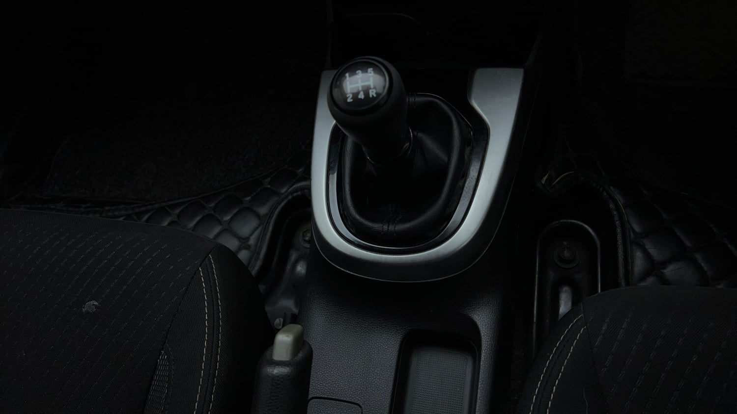 Used 2019 Honda WR-V VX MT Petrol Petrol Manual interior GEAR  KNOB VIEW