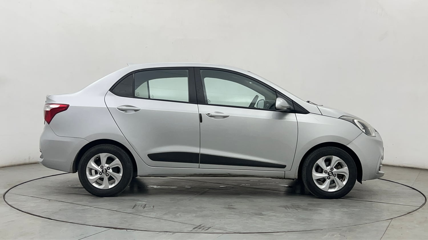 Used 2018 Hyundai Xcent SX Petrol Manual exterior RIGHT SIDE VIEW