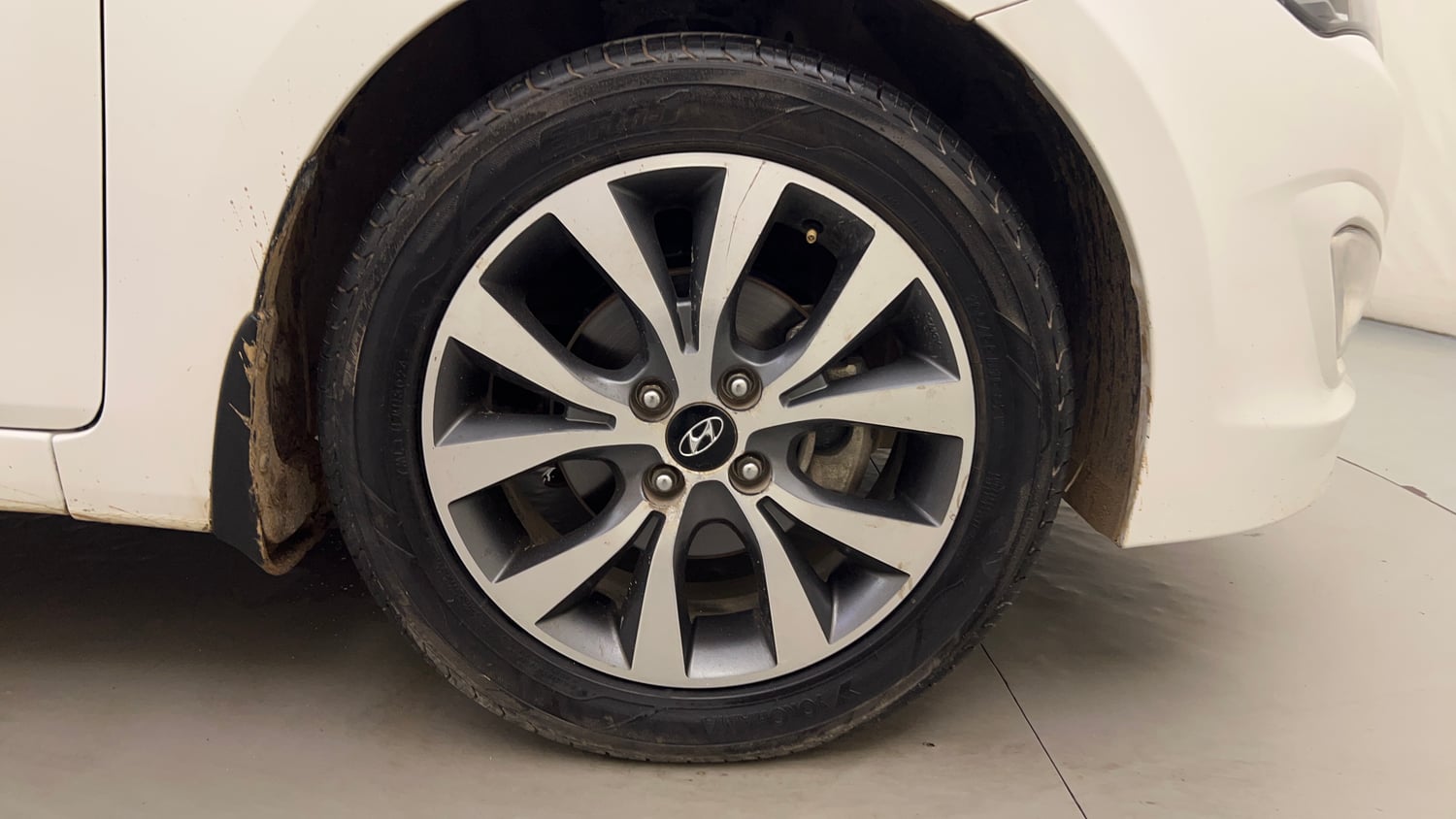 Used 2016 Hyundai Verna 1.6 VTVT SX Petrol Manual tyres RIGHT FRONT TYRE RIM VIEW