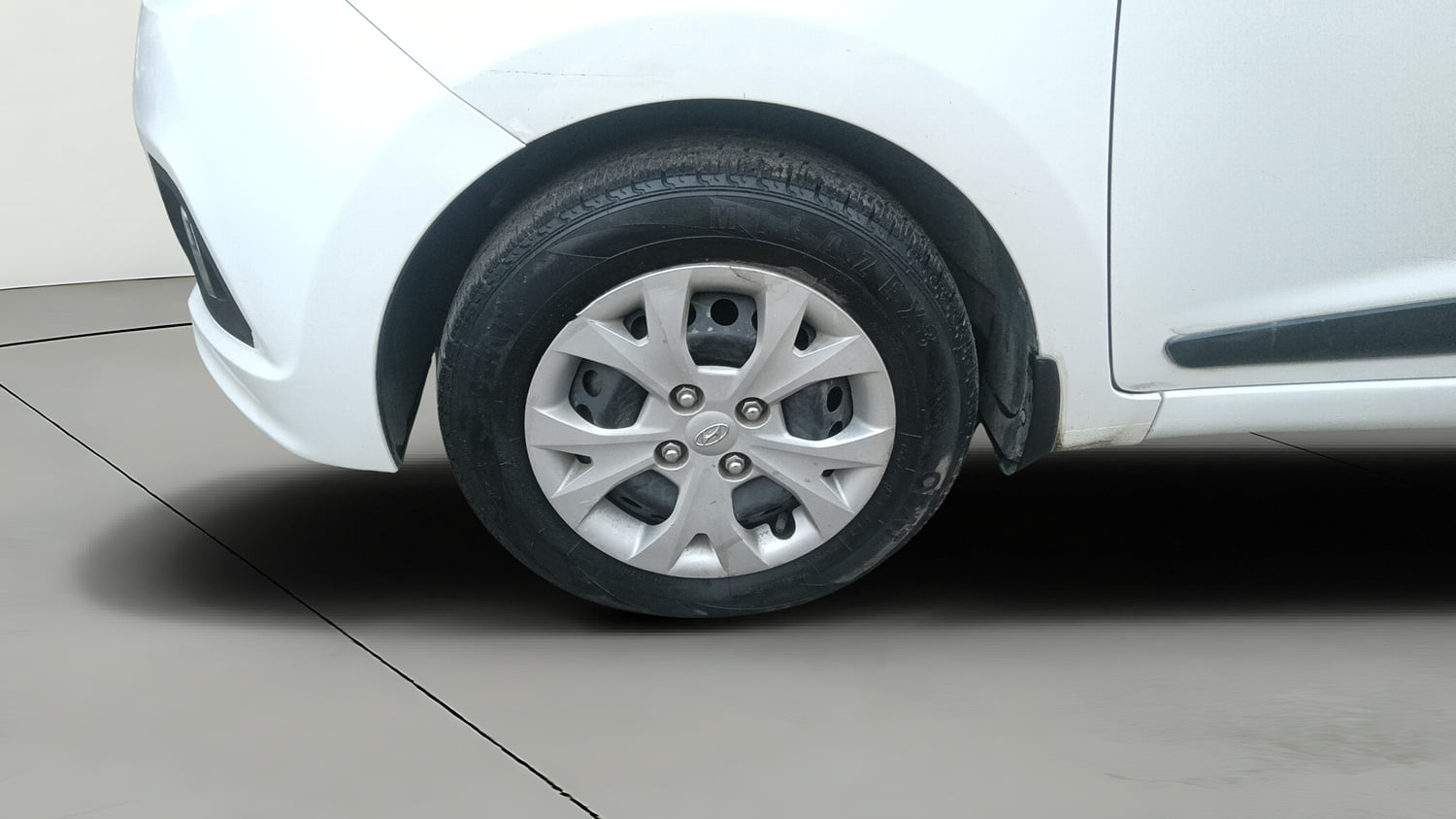 Used 2016 Hyundai Grand i10 Sportz 1.2 Kappa VTVT Petrol Manual tyres LEFT FRONT TYRE RIM VIEW