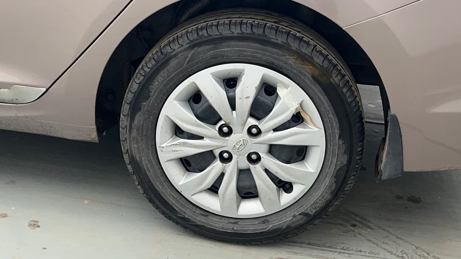 Used 2018 Hyundai Verna EX 1.4 VTVT Petrol Manual tyres LEFT REAR TYRE RIM VIEW