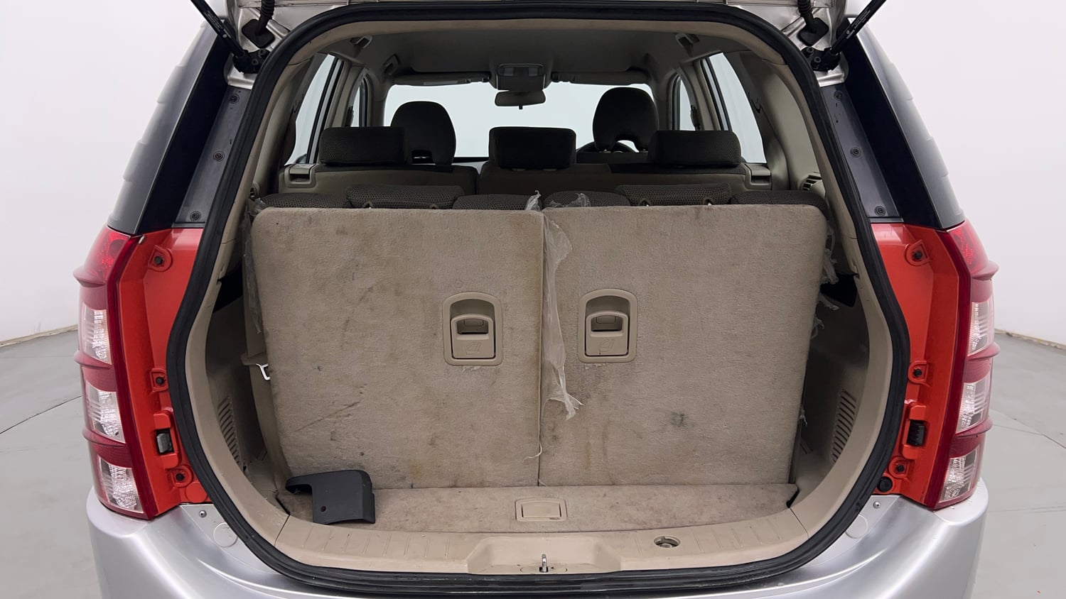 Used 2015 Mahindra XUV500 W6 Diesel Manual interior DICKY INSIDE VIEW