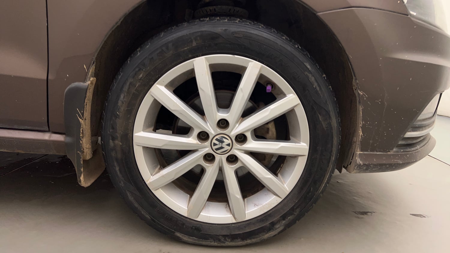 Used 2017 Volkswagen Ameo Highline1.2L Plus (P) 16 Alloy Petrol Manual tyres RIGHT FRONT TYRE RIM VIEW