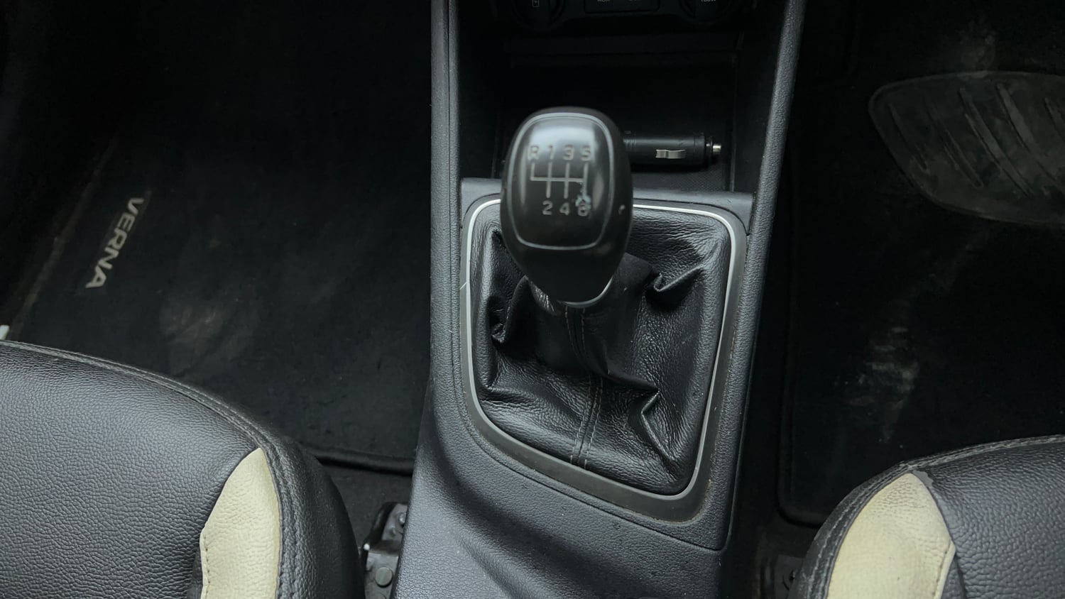 Used 2019 Hyundai Verna 1.4 VTVT EX Petrol+cng(outside fitted) Cng Manual interior GEAR  KNOB VIEW