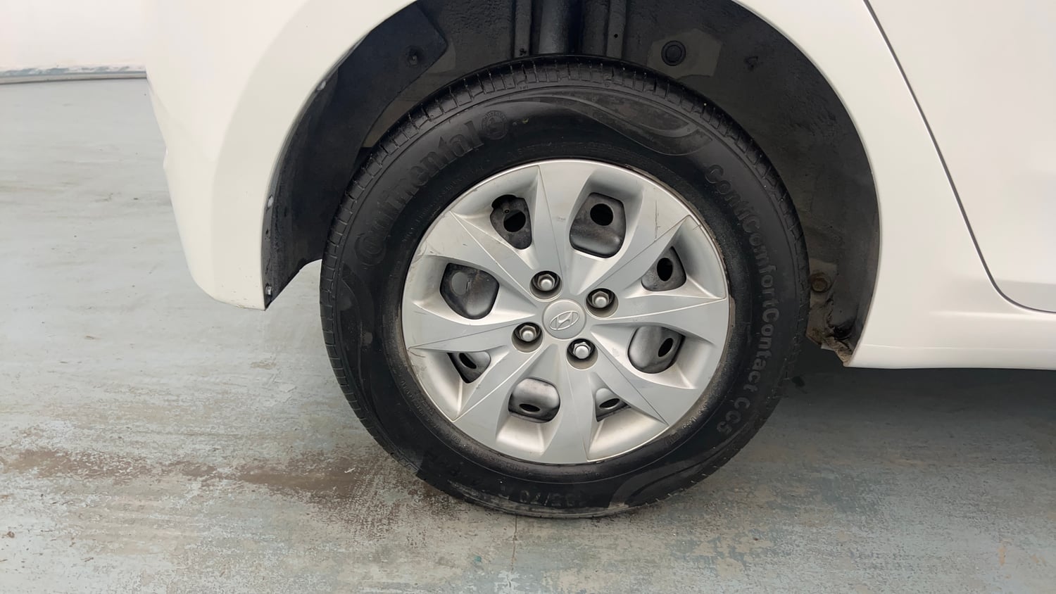 Used 2015 Hyundai Elite i20 Magna 1.2 Petrol Manual tyres RIGHT REAR TYRE RIM VIEW