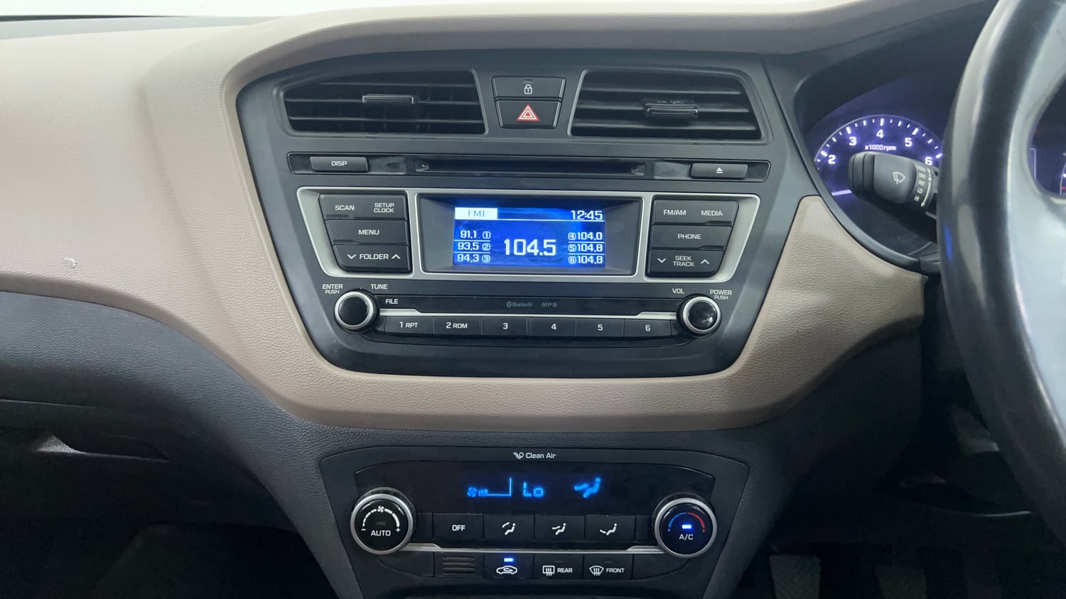 Used 2014 Hyundai Elite i20 Sportz 1.2 Petrol Manual interior MUSIC SYSTEM & AC CONTROL VIEW