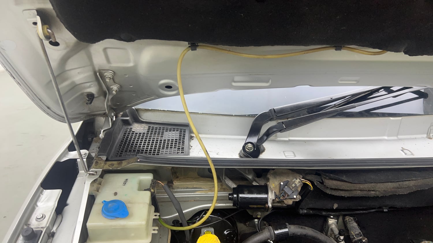 Used 2016 Renault Kwid RXT Petrol Manual engine ENGINE RIGHT SIDE HINGE & APRON VIEW