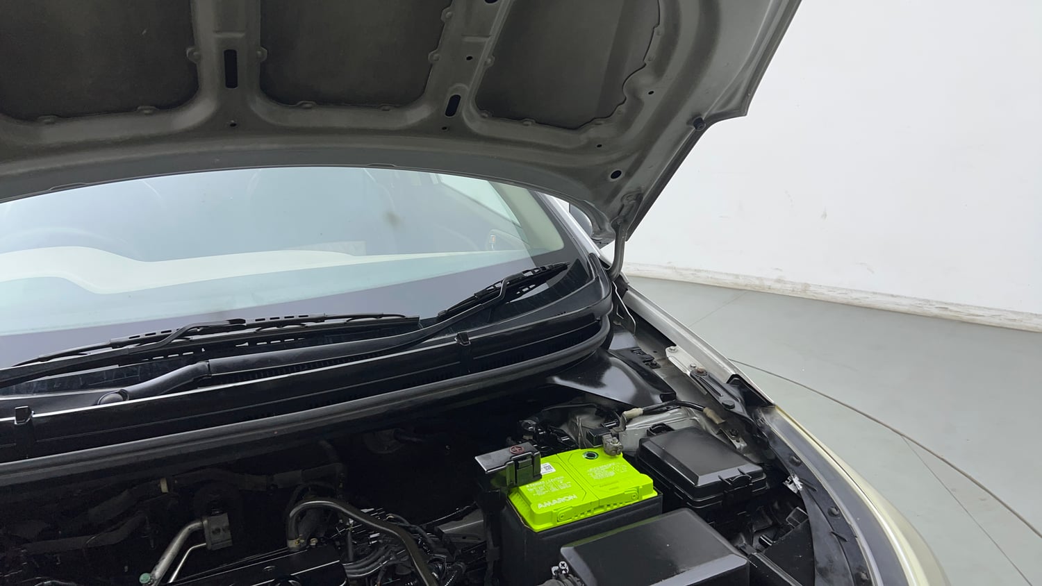 Used 2015 Hyundai Elite i20 Magna 1.2 Petrol Manual engine ENGINE LEFT SIDE HINGE & APRON VIEW