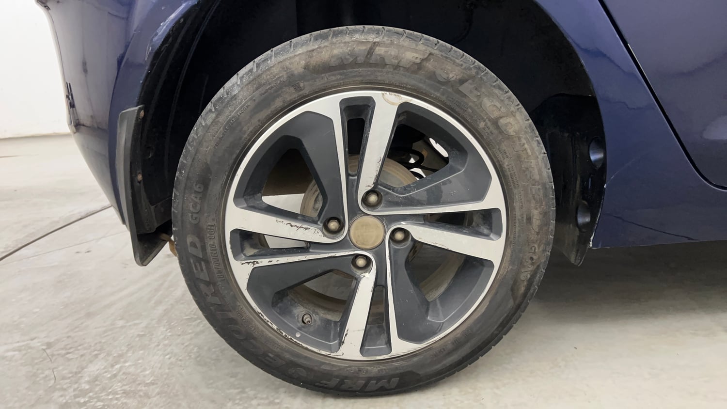 Used 2023 Tata Altroz XZA Petrol Petrol Automatic tyres RIGHT REAR TYRE RIM VIEW