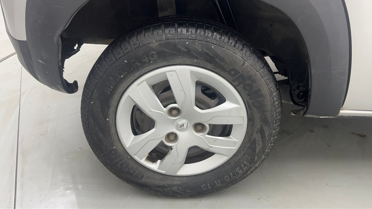 Used 2016 Renault Kwid RXT Petrol Manual tyres RIGHT REAR TYRE RIM VIEW