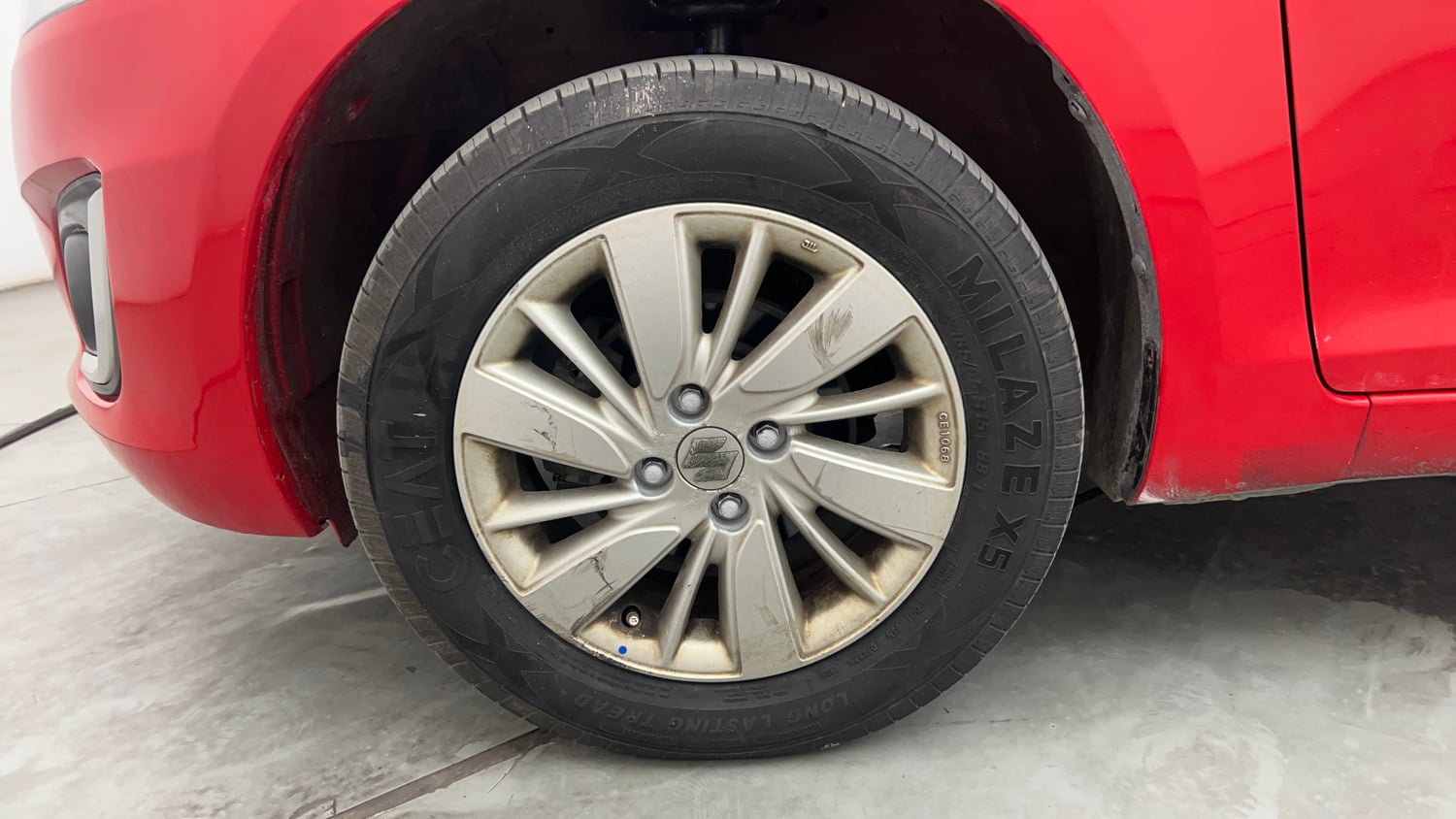 Used 2016 Maruti Suzuki Swift ZXi Petrol Manual tyres LEFT FRONT TYRE RIM VIEW