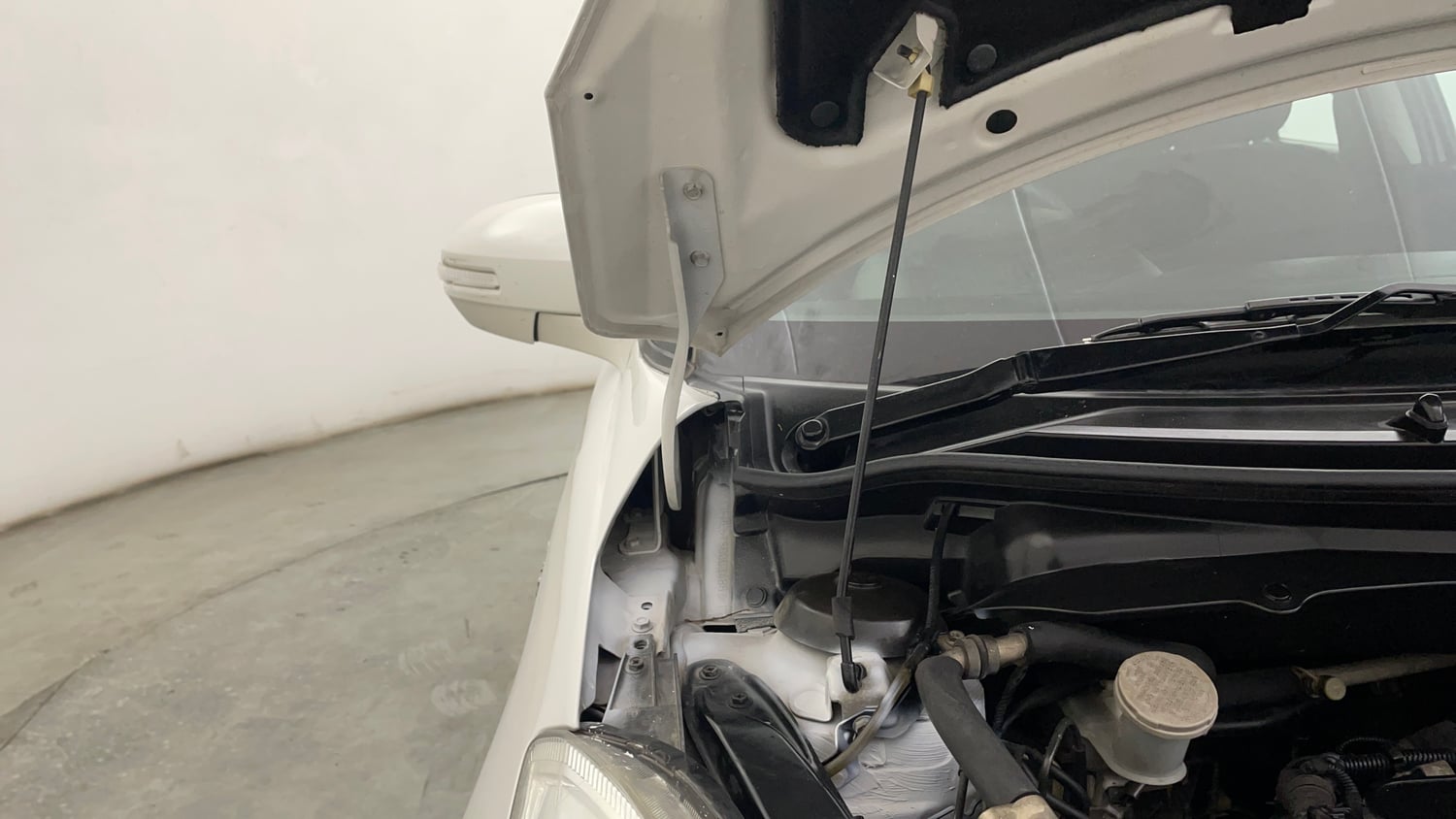 Used 2017 Maruti Suzuki Swift ZDi Diesel Manual engine ENGINE RIGHT SIDE HINGE & APRON VIEW