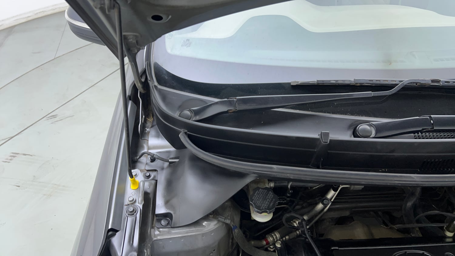 Used 2014 Hyundai Elite i20 Asta 1.2 Petrol Manual engine ENGINE RIGHT SIDE HINGE & APRON VIEW