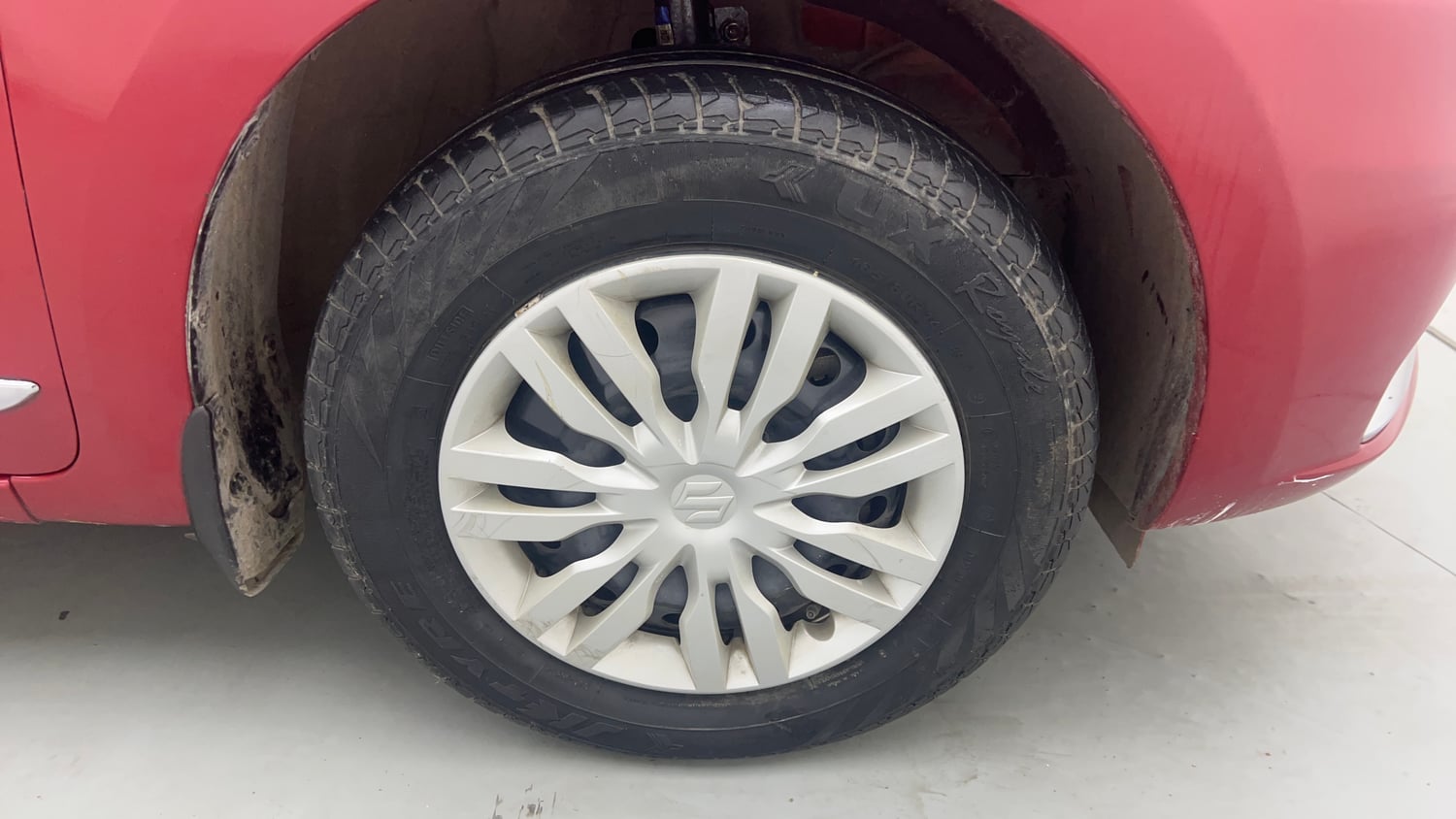 Used 2022 Maruti Suzuki Dzire VXi CNG Cng Manual tyres RIGHT FRONT TYRE RIM VIEW
