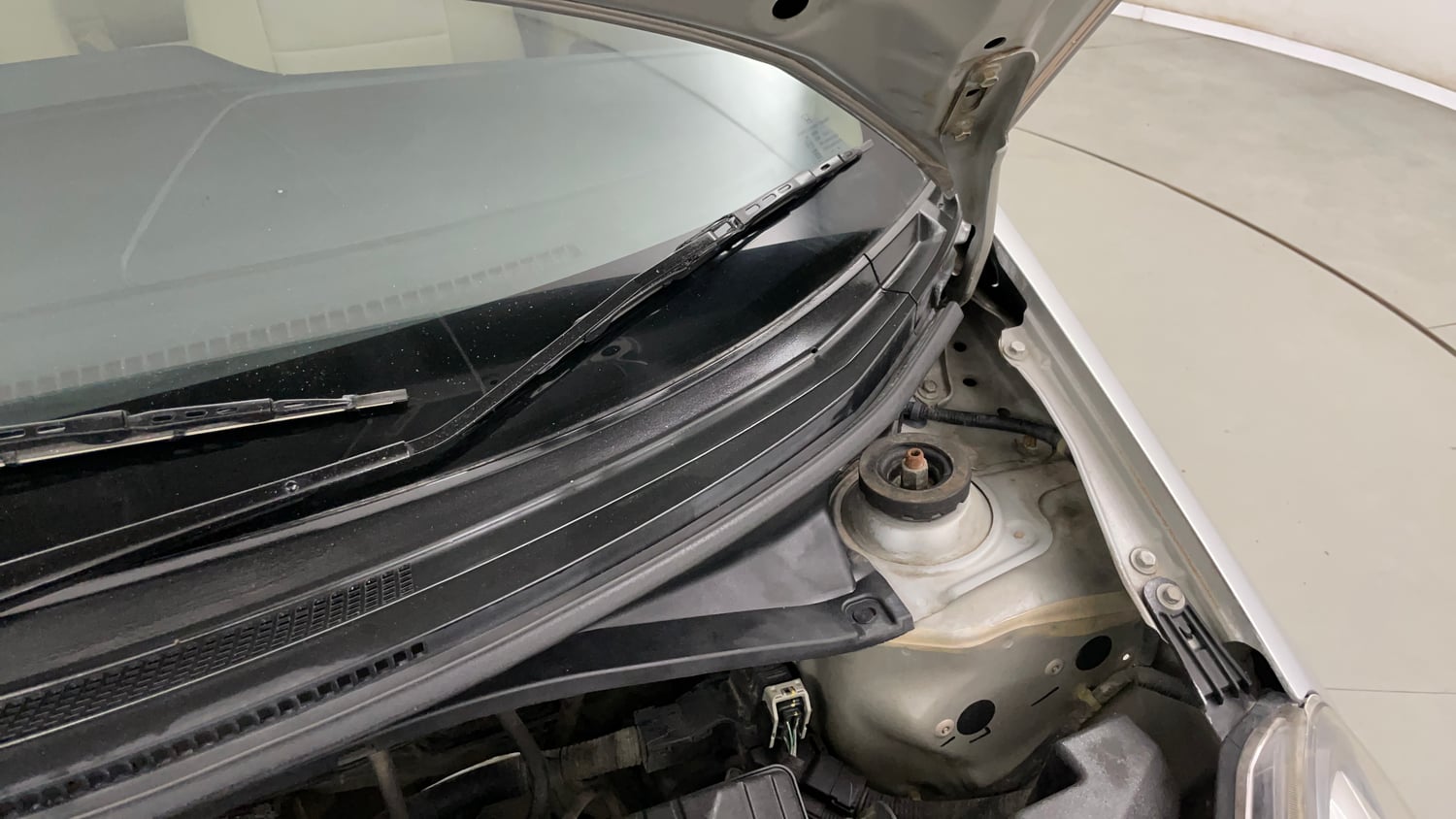Used 2018 Honda Brio S MT Petrol Manual engine ENGINE LEFT SIDE HINGE & APRON VIEW